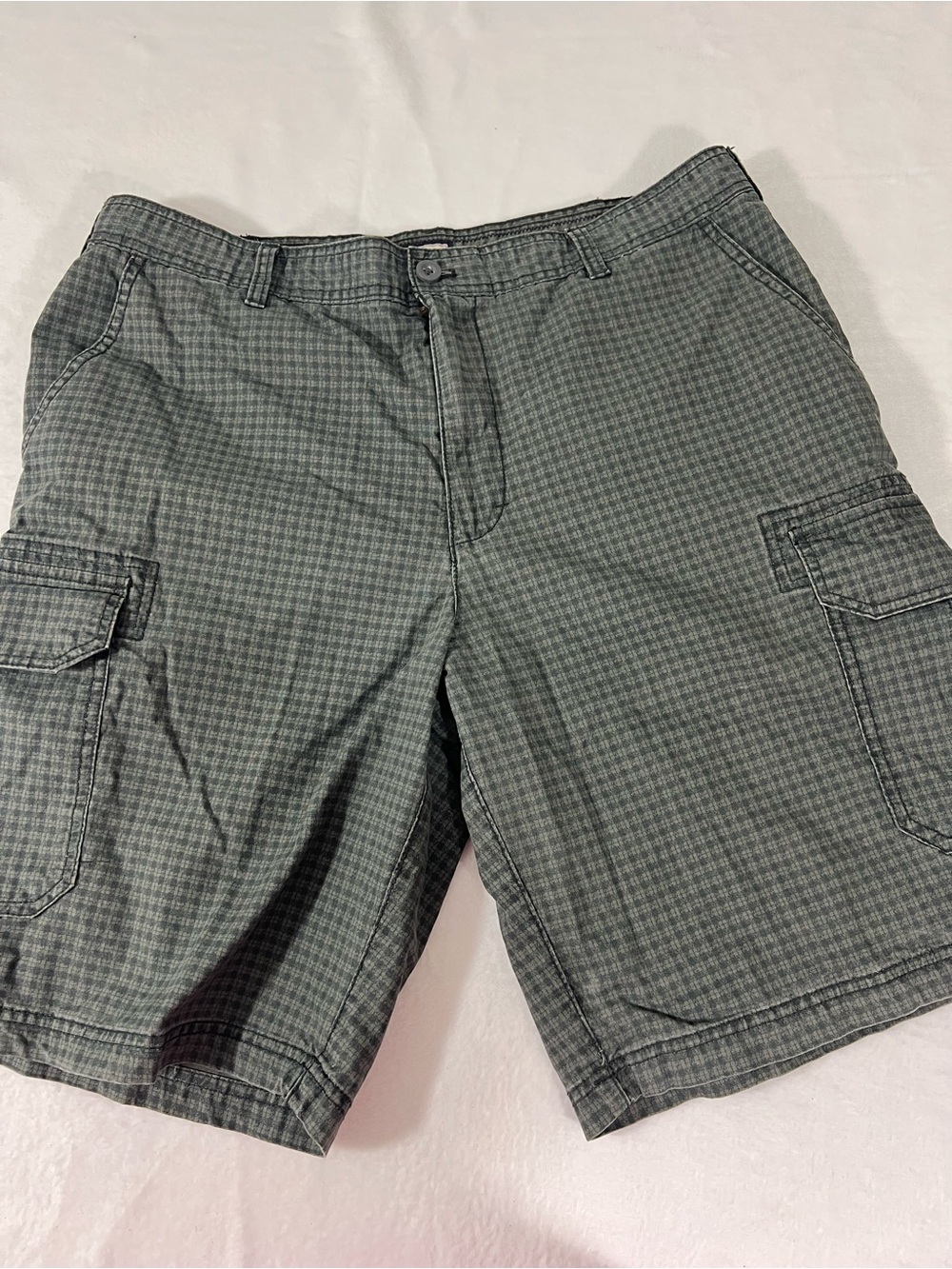 Izod Men's Gray Check Cargo Shorts